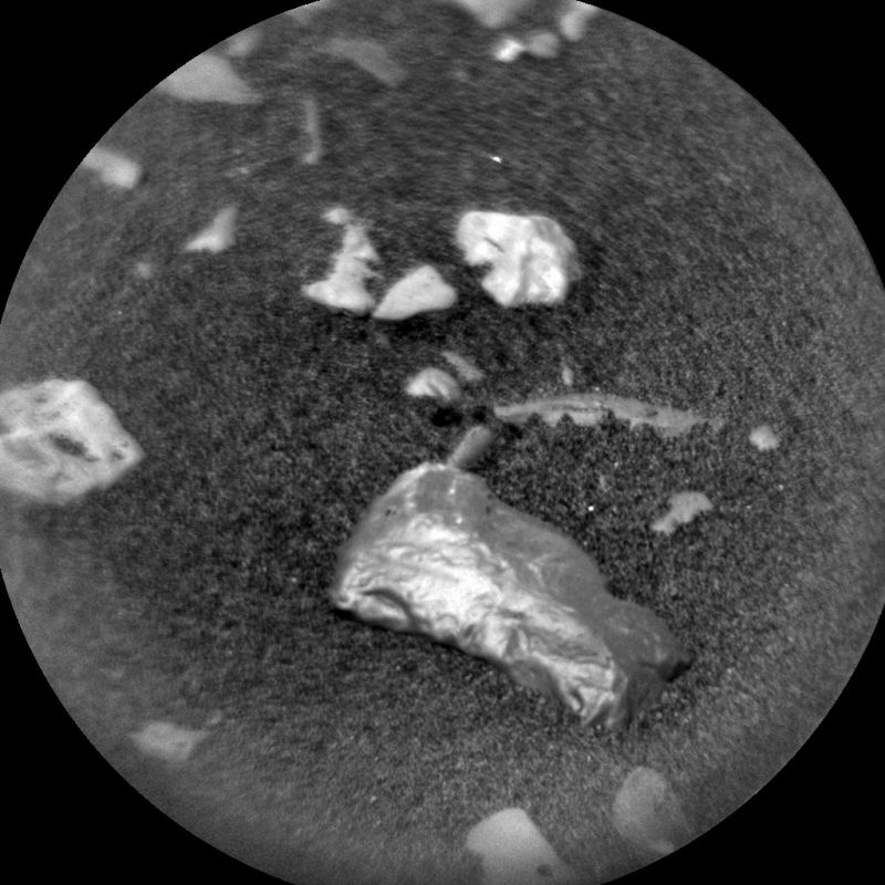 Illustration for article titled El rover Curiosity acaba de encontrar este objeto extrañamente brillante en Marte